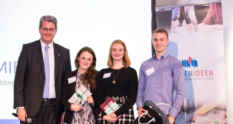 Staatssekretär Patrick Burghardt mit Sarah Liebtanz, Julia Vollendorf und Finn Gundlach (v. l.) (Foto: J. Winter)